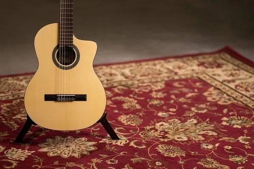 Vista 16 de Cordoba C1M-CE - Guitarra clásica electroacústica con cuerdas de nailon, Serie Protégé, Natural