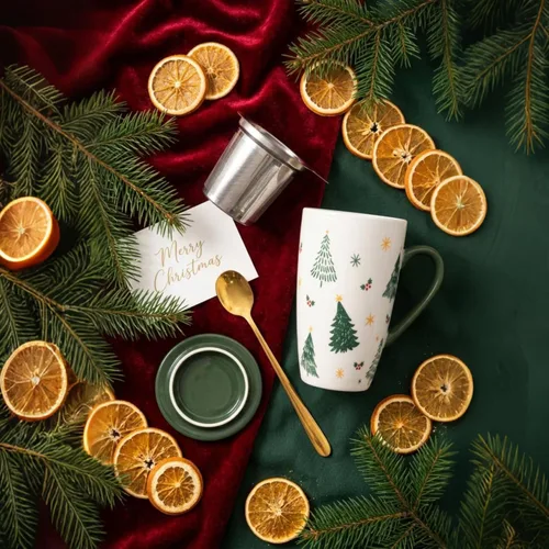 Vista 4 de Taza de té de cerámica con tapa, infusor y cuchara, 16 onzas Verde (Green Christmas)