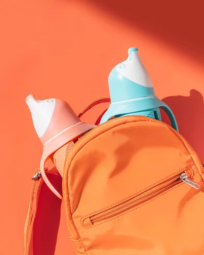 Vista 9 de Tabor Place Juego de 2 - Vaso sippy de vidrio para niños pequeños - The Luca A prueba de derrames Popote de silicona Azul y naranja 8 onzas