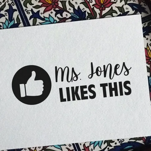 Vista 7 de Sello personalizado de Facebook Thumbs Up, bonito regalo para profesores, hecho a medida, disponible en 11 colores de tinta, tamaño 3/4 pulgadas x