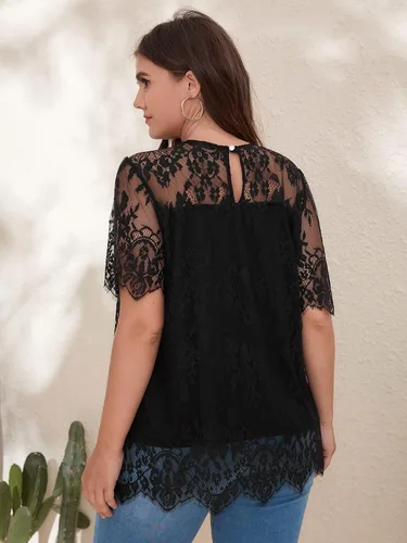 Vista 2 de Floerns Blusa casual de manga corta con dobladillo de cheurón de encaje para mujer, talla grande