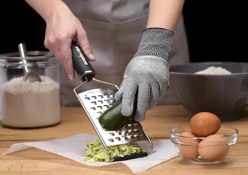 Vista 3 de Microplane Guante resistente a cortes para mantener las manos seguras en la cocina