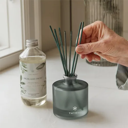 Vista 4 de Thymes Petite - Conjunto de Difusor Reed de Aceite – Incluye Varillas Reed Difusoras, Aceite de Fragancia y Botella de Vidrio – Decoración de Lujo