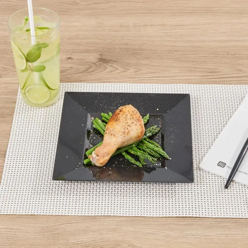 Vista 3 de Restaurantware Platos de fiesta de 8.2 x 8.2 x 0.5 pulgadas, 100 platos de postre de plástico desechables – Platos cuadrados de plástico negro
