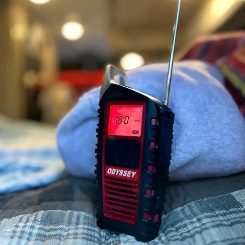 Vista 5 de Eton Odyssey Radio meteorológica NOAA con manivela, radio de emergencia de todas las bandas, radio tormenta de onda corta AM/FM, Bluetooth, cargador