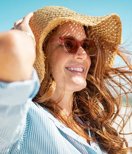 Vista 10 de OPTIMUM OPTICAL Gafas de sol protectoras UV atemporales para hombres y mujeres