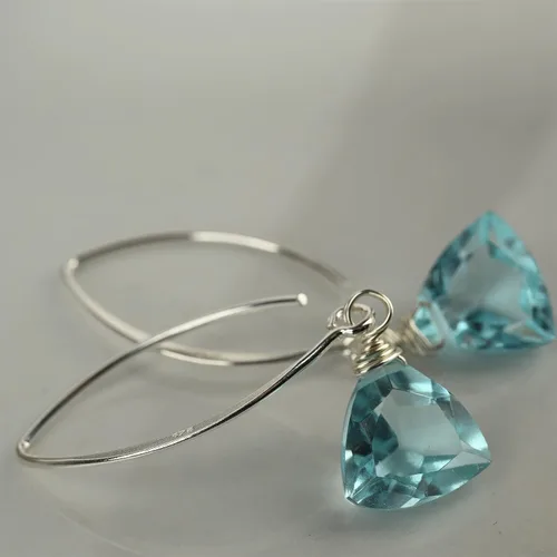 Vista 5 de Pendientes colgantes hechos a mano para mujer - Cuarzo azul aguamarina y plata de ley en caja de regalo - Trillante de cuarzo azul brillante