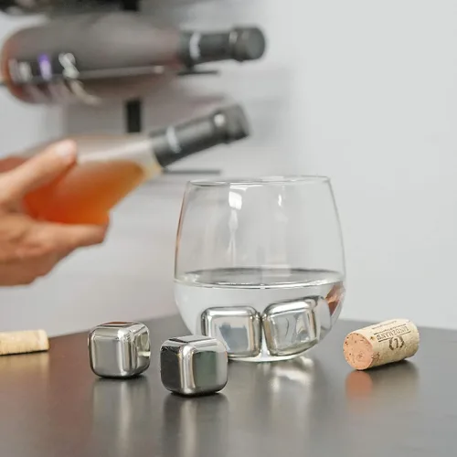 Vista 6 de Cubos de hielo refrigerantes reutilizables de acero inoxidable para whisky, vino y bebidas - Juego de 12
