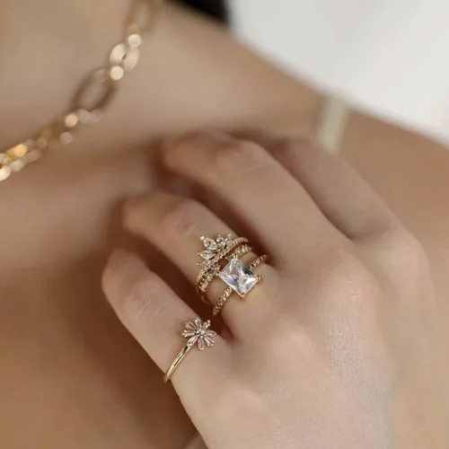 Vista 2 de Ettika Juego de anillos chapados en oro de 18 quilates para mujer. Delicado juego de anillos ajustables de cristal de margarita. Joyería y accesorio