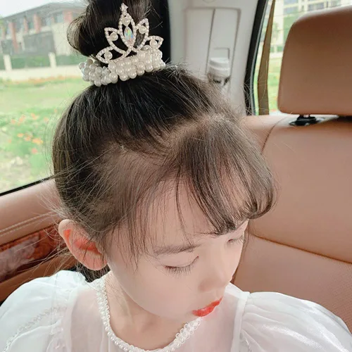 Vista 3 de 4 piezas de accesorios para el cabello con cuentas, cuentas de perlas blancas, coleteros elásticos para cola de caballo y lazos de cuerda de pelo
