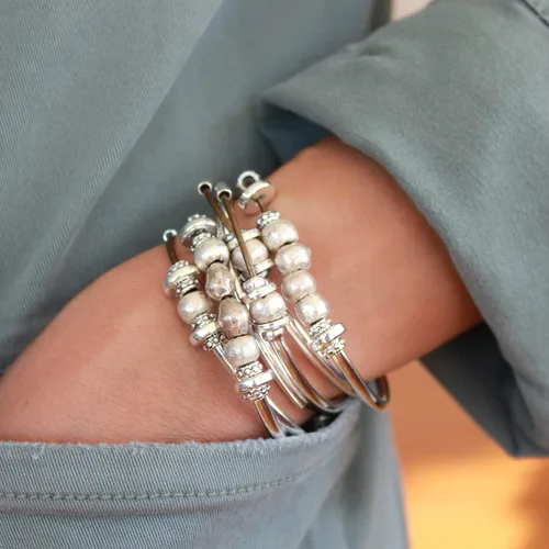 Vista 4 de Lizzy James Bella - Collar de pulsera en plata y cuero gris metálico, Cuero Metal