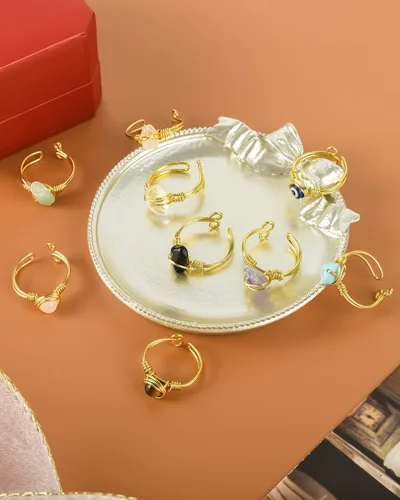 Vista 5 de Juego de 9 anillos de cristal curativo, anillos ajustables envueltos en alambre dorado de piedras preciosas irregulares para mujeres y niñas, cristal
