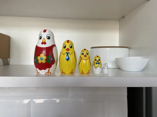 Vista 6 de AEVVV Juego de 5 muñecas de anidación de pollo - Decoración de cocina de pollo - Muñecas apilables de madera - Muñeca Matryoshka pintada a mano rusa