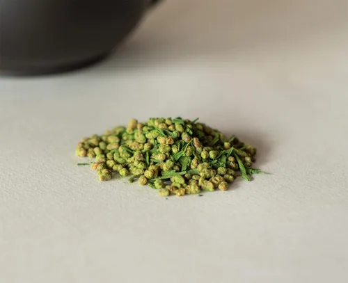 Vista 2 de Breakaway Matcha: Té verde Genmaicha con arroz integral tostado y matcha - Kokoro verde - Bajo en cafeína - 3.53 oz (20 porciones) - Hecho en Japón