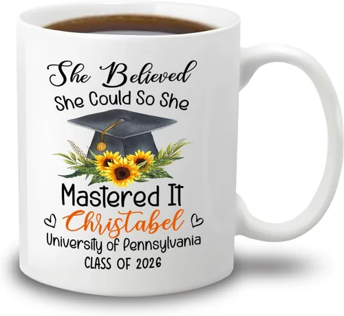 Vista 9 de Taza de café blanca personalizada para graduación, con texto en inglés "Behind You All Your Memories Before You All Your Dreams", taza de café de 11