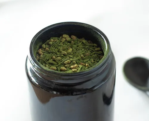 Vista 3 de Breakaway Matcha: Té verde Genmaicha con arroz integral tostado y matcha - Kokoro verde - Bajo en cafeína - 3.53 oz (20 porciones) - Hecho en Japón
