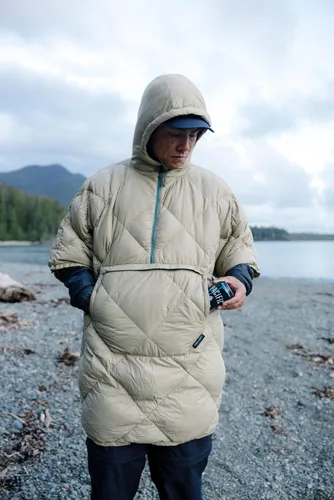 Vista 2 de Therm-a-Rest Honcho Poncho Down Manta de Camping Vestible Borgoña