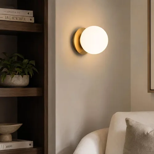 Vista 2 de Aplique de Pared Moderno de Latón con Forma de Globo: Lámpara de Pared Montada en Interiores Moderna de Mediados de Siglo Dorada de 6" - Pequeños