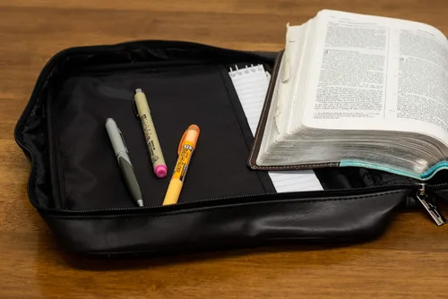 Vista 2 de Funda de piel envejecida para Biblia con bolsillo con cremallera y asa, Negro
