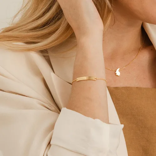 Vista 3 de Petite Boutique Pulseras de barra de identificación personalizadas con nombre de coordenadas para mujer, base chapada en plata