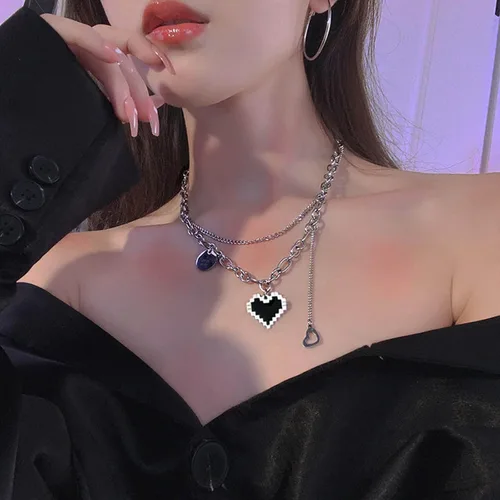 Vista 4 de Collar punk con forma de corazón de mosaico en capas, gargantilla de cadena cubana plateada con mosaico negro de roca, gargantilla de corazón