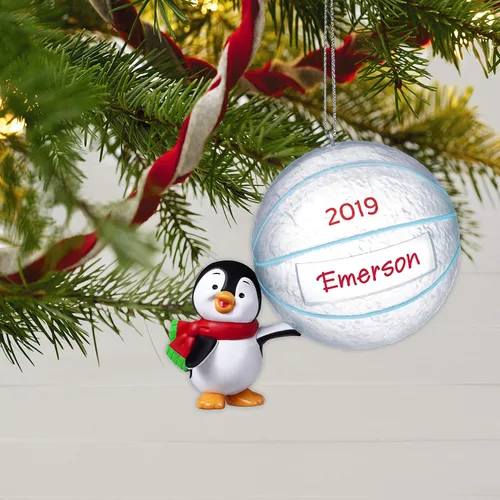 Vista 6 de Hallmark Keepsake Adorno personalizado de pingüino estrella de baloncesto con fecha de Navidad 2019