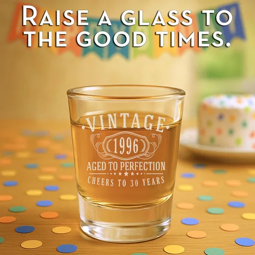 Vista 5 de Vaso de chupito grabado vintage de 1996 de 2.5 onzas – Regalos de feliz cumpleaños 30 para hombres y mujeres, saludos a cumplir 30 años de edad