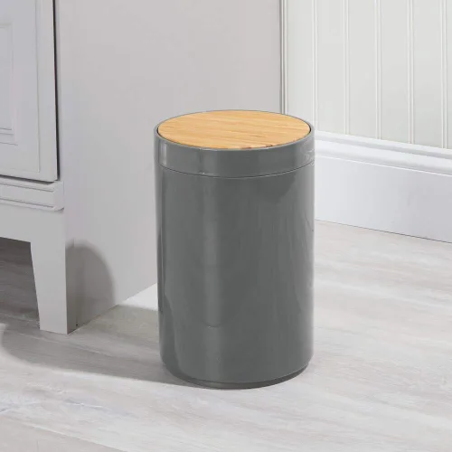 Vista 2 de mDesign Basurero de plástico redondo pequeño - Papelera de basura con contenedor de tapa de cierre oscilante - Papelera de baño - Sostiene residuos