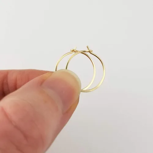 Vista 2 de Pendientes de aro planos martillados de 5/8 pulgadas, finos, pequeños y sólidos de oro amarillo de 14 quilates