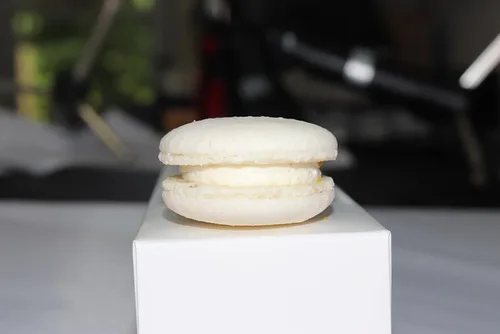 Vista 4 de Macaron Bites® - Macarons franceses azules y blancos, caja de regalo de galletas gourmet