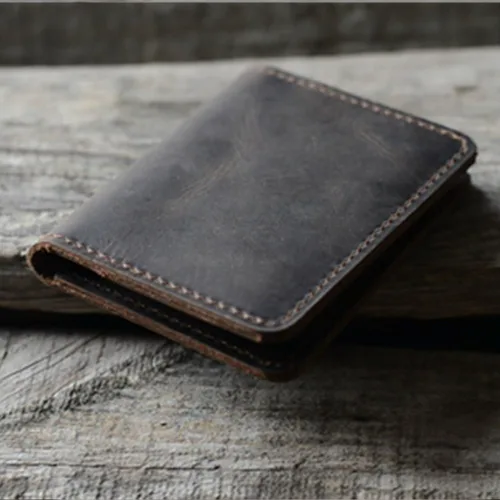 Vista 3 de Cartera minimalista hecha a mano de cuero envejecido para hombres tarjetero para regalos flores marrones