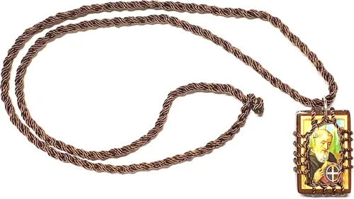 Vista 2 de San Benito - Collar escapulario de madera marrón con cordón de escapulario Cafe Madera San Benito Proteccion