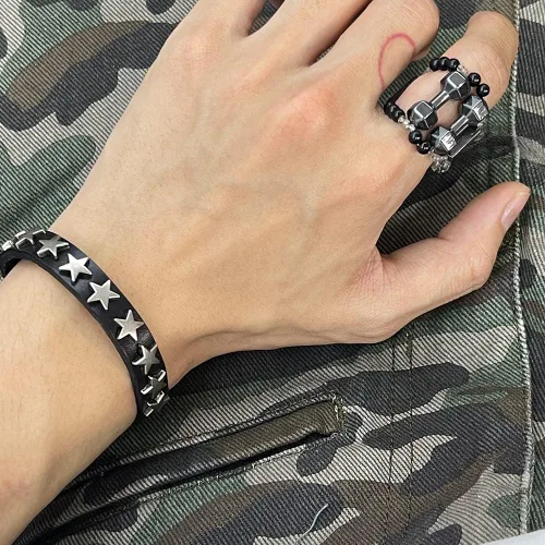 Vista 6 de YWMAN 2 pulseras góticas con tachuelas de pentagrama – Pulsera de cuero vintage con estrella – Pulsera de muñeca de roca hebilla joyería