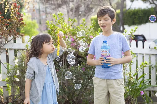 Vista 3 de Gazillion Solución gigante de burbujas 33.8 fl oz (1 L): crea enormes burbujas extra elásticas, seguras y no tóxicas, incluye varita de burbujas 7
