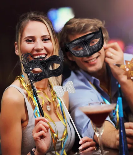 Vista 7 de SIQUK Máscaras de máscaras para parejas con palo, máscara veneciana de metal en un palo, máscara de disfraz de Halloween, máscara de Mardi Gras