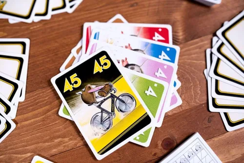 Vista 5 de 25th Century Games Velonimo, juego de cartas rápido para jugar con temática de ciclismo para 2 a 5 jugadores
