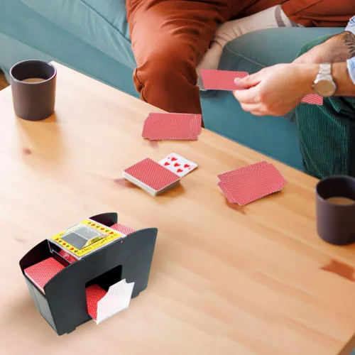 Vista 2 de Mezclador de cartas automático de 4 barajas Trademark Poker