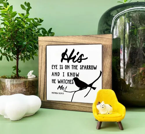 Vista 3 de Letrero de caja con versículo bíblico Mateo 10:29-31, con texto en inglés "His Eye is On The Sparrow and I Know He Watches Me", placa de madera
