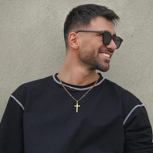 Vista 3 de LUXEJEW Collares de cruz de acero inoxidable para hombres, cadena Figaro negra, plata y oro, collar con colgante de cruz para hombres, niños