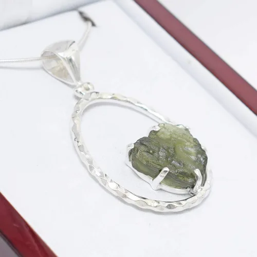 Vista 4 de Collar con colgante de moldavita de Stones Desire