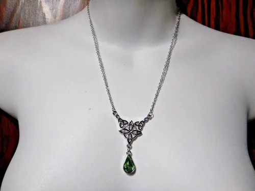 Vista 3 de Collar con colgante de nudo celta en tono plateado con piedra acrílica verde cruz católica irlandesa, Metal, acrílico
