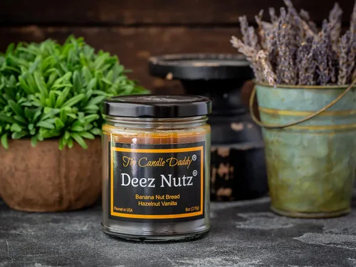 Vista 3 de Deez Nutz - Divertido pan de plátano y nueces, vela perfumada de avellana y vainilla, doble vertido, 6 onzas, 40 horas de tiempo de combustión