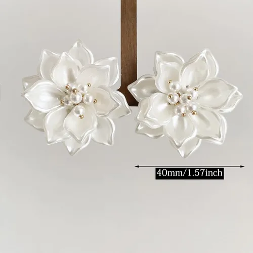 Vista 2 de Aretes colgantes únicos hechos a mano con pétalos de flores de resina grandes bohemios con brote de estambre de cristal brillante para mujeres y mamá