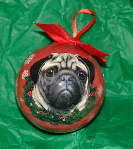Vista 2 de Bola a prueba de roturas de adorno de Navidad de Pug fácil de personalizar A para los amantes del pug