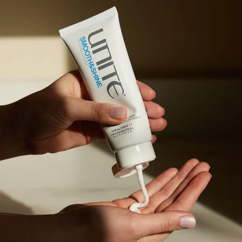 Vista 4 de UNITE Hair Smooth & Shine - Crema de peinado, 3.5 onzas líquidas (paquete de 1), color blanco Crema suavizante antiencrespamiento para cabello