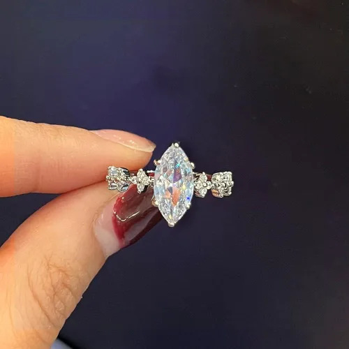 Vista 4 de Anillo de compromiso chapado en oro rosa con circonita cúbica transparente de corte marquesa para mujer, anillo de boda con halo de diamantes