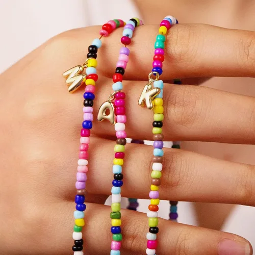 Vista 6 de M MOOHAM Collares con iniciales de cuentas coloridas para niñas, mujeres y niños, lindo collar de letras bohemias con cuentas delicadas, joyería