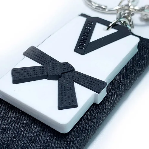Vista 2 de Llavero de taekwondo con etiqueta de nombre, idea de regalo pensada de calidad prémium para estudiantes y profesores de artes marciales