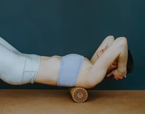 Vista 7 de Yoga Design LAB El rodillo de corcho Libera los músculos tensos, mejora la circulación, disminuye el dolor, masajea el tejido Ideal para todas