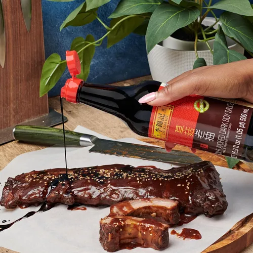 Vista 9 de Lee Kum Kee Salsa de soja oscura con sabor a champiñones (16.9 oz - 1 paquete) Vegana Umami Perfecta para rociar, sumergir, estofar, saltear